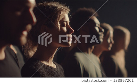 從黑暗中浮現的臉孔 128897201