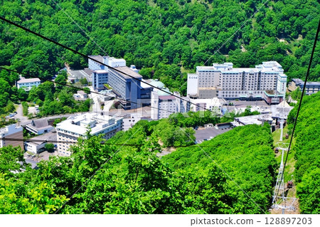 從登別熊牧場索道看到的登別溫泉街 128897203