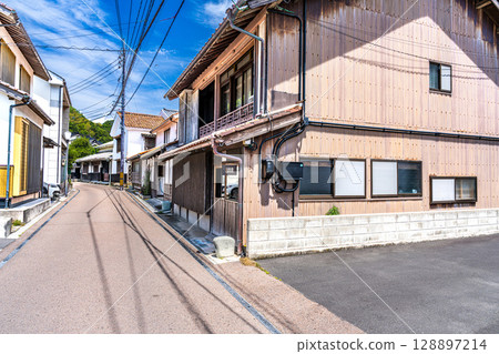 [World Heritage Iwami Ginzan Silver Mine Ruins and its Cultural Landscape] [Important Traditional Buildings] Yunotsu Early Summer Townscape 1 Oda City, Shimane Prefecture 128897214