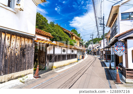 [World Heritage Iwami Ginzan Silver Mine Ruins and its Cultural Landscape] [Important Traditional Buildings] Yunotsu Early Summer Townscape 3 Oda City, Shimane Prefecture 128897216