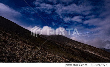 十勝岳、北海道、登山、Bougakudai、戶外、夏天、霧、瓦斯、大雪山脈 128897973