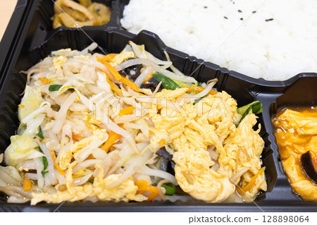 Delicious stir-fried bean sprouts and egg Chinese bento 128898064