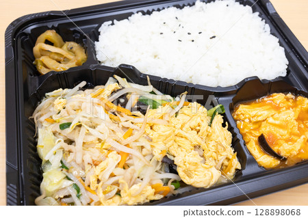 Delicious stir-fried bean sprouts and egg Chinese bento 128898068