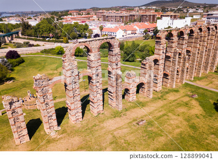 Aqueduct of the Miracles in Merida, panoramic aerial view 128899041