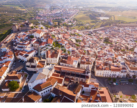 Aerial view of Elvas cityscape with Cathedral 128899092