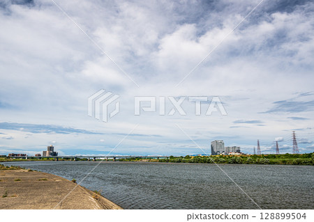 枚方市淀川的夏日風景 枚方市淀川的夏日風景 128899504