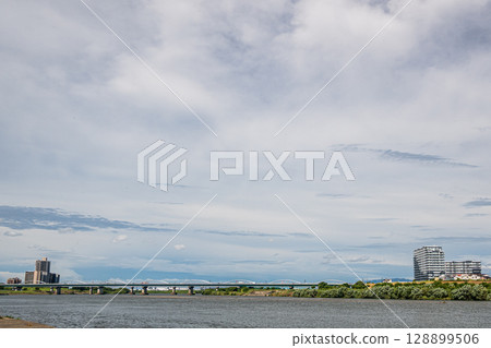 Summer scenery of the Yodo River, Hirakata City Summer scenery of the Yodo River, Hirakata City 128899506