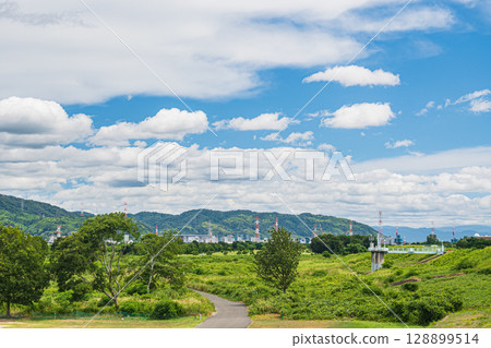 Summer scenery of the Yodo River riverbed, Hirakata City Summer scenery of the Yodo River riverbed, Hirakata City 128899514