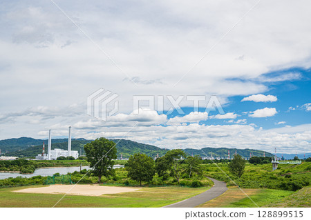 Summer scenery of the Yodo River riverbed, Hirakata City 128899515