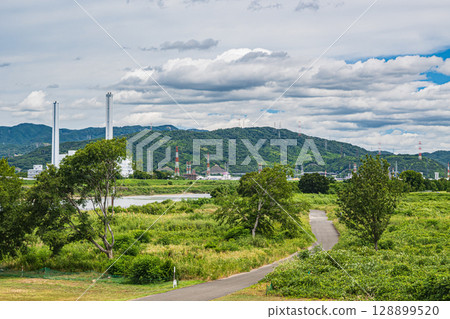 Summer scenery of the Yodo River riverbed, Hirakata City Summer scenery of the Yodo River riverbed, Hirakata City 128899520