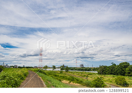 Summer scenery of the Yodo River riverbed, view from the embankment, Hirakata City 128899521