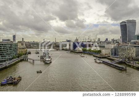Aerial view over the Thames River, London, UK 128899599