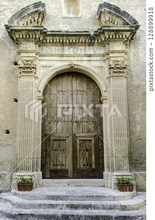 Ancient door in old town of a southern Italy village Ancient door in old town of a southern Italy village 128899918