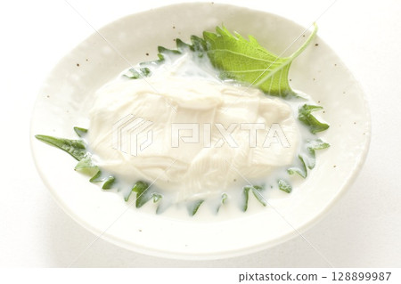 紫蘇葉上的腐竹 128899987