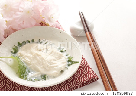 Yuba on top of perilla leaves 128899988