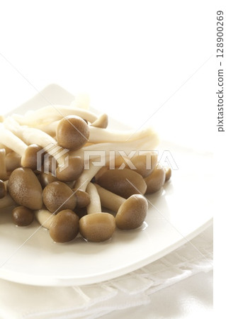 Shimeji mushrooms on a plate 128900269