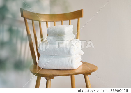 White bath towels and face towels 128900426