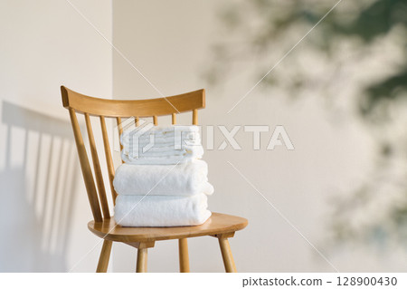 白色浴巾和麵巾 128900430