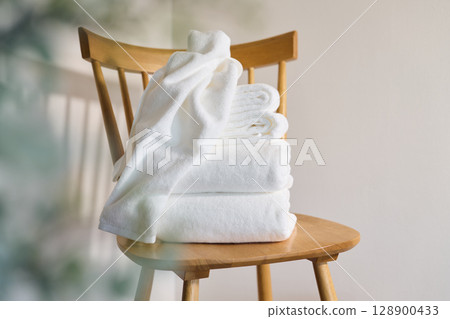 白色浴巾和麵巾 128900433