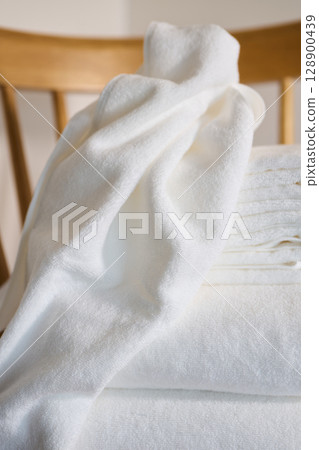白色浴巾和麵巾 128900439