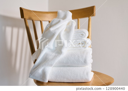 White bath towels and face towels 128900440