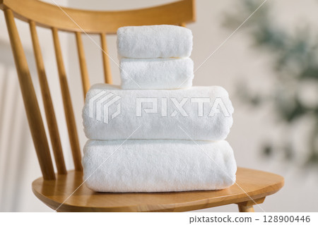 White bath towels and face towels 128900446