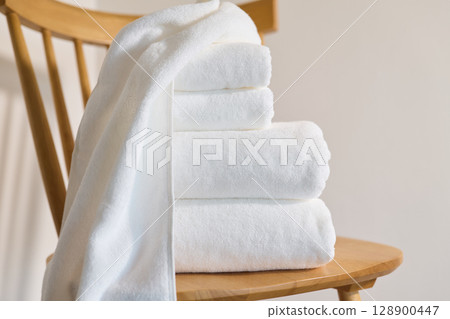 White bath towels and face towels 128900447