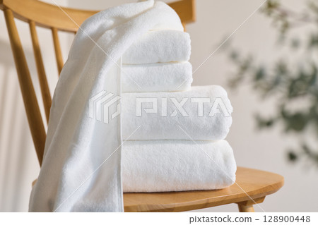 White bath towels and face towels 128900448