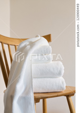 白色浴巾和麵巾 128900449