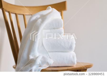 White bath towels and face towels White bath towels and face towels 128900451