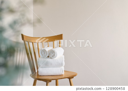 White bath towels and face towels 128900458