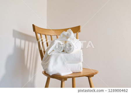 White bath towels and face towels 128900462