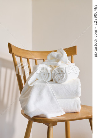 White bath towels and face towels 128900465