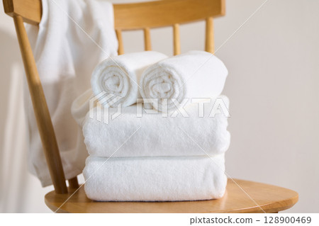 白色浴巾和麵巾 128900469