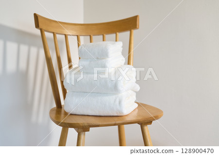 白色浴巾和麵巾 128900470