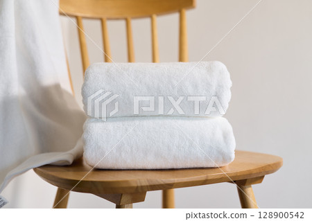 白色浴巾 128900542