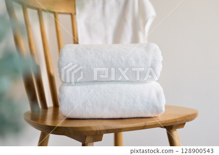 White bath towel 128900543