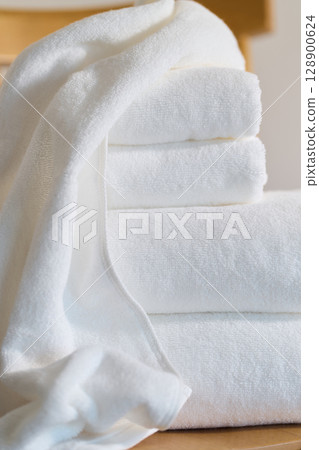 白色浴巾和麵巾 128900624