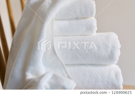 白色浴巾和麵巾 128900625