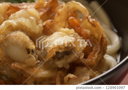 Kakiedake udon noodles 128901097