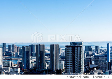 東京灣沿岸的塔樓群,藍天白雲下,建築錯落有致 東京灣沿岸的塔樓群,藍天白雲下,建築錯落有致 128901407