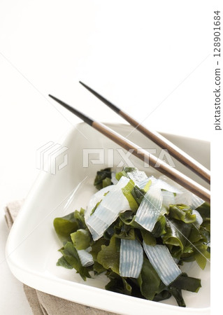 Konnyaku and seaweed salad 128901684