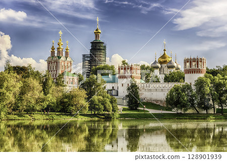 Idillic view of the Novodevichy Convent monastery in Moscow, Russia 128901939