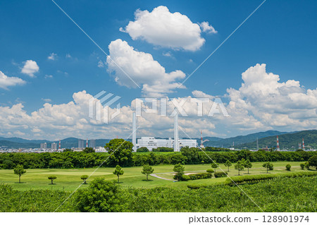 枚方市淀川的夏日風景、河畔高爾夫球場 枚方市淀川的夏日風景、河畔高爾夫球場 128901974