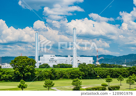 枚方市淀川的夏日風景、河畔高爾夫球場 128901976