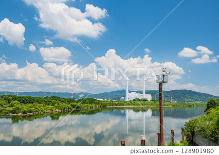 枚方市淀川的夏日風景 枚方市淀川的夏日風景 128901980