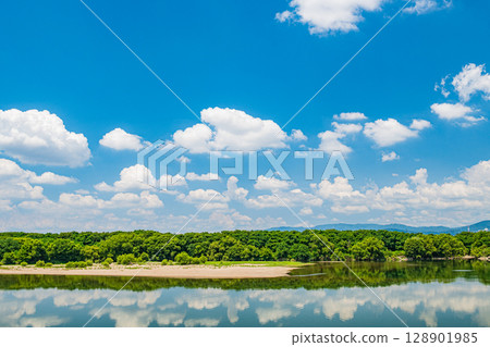 Summer scenery of the Yodo River, Takatsuki City Summer scenery of the Yodo River, Takatsuki City 128901985