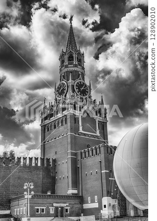 The scenic Spasskaya Tower of the Moscow Kremlin, Russia 128902010