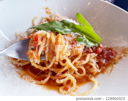 Shrimp tomato cream pasta 128902023