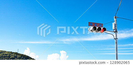 有交通燈和藍天的鄉村風景 128902065